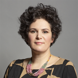 1:1 portrait of Claire Hanna