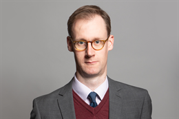 3:2 portrait of Tom Randall