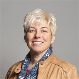 1:1 portrait of Lia Nici