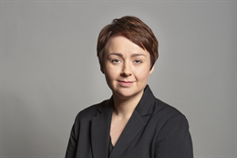 3:2 portrait of Holly Mumby-Croft