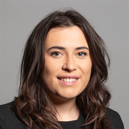 1:1 portrait of Nicola Richards