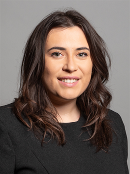 3:4 portrait of Nicola Richards