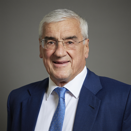 1:1 portrait of Lord Hintze