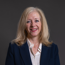 1:1 portrait of Liz Jarvis