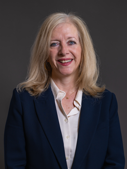 3:4 portrait of Liz Jarvis