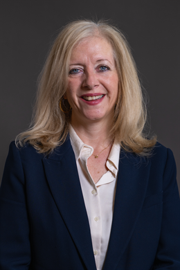 3:2 portrait of Liz Jarvis