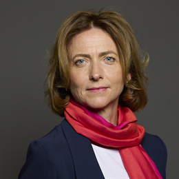 1:1 portrait of Pam Cox