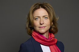 3:2 portrait of Pam Cox