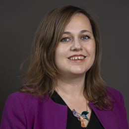 1:1 portrait of Jen Craft