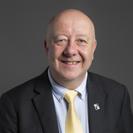 1:1 portrait of Steve Darling