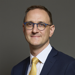 1:1 portrait of Ian Sollom