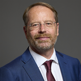 1:1 portrait of Andy MacNae