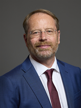 3:4 portrait of Andy MacNae