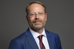 3:2 portrait of Andy MacNae