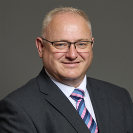 1:1 portrait of Ian Roome