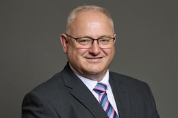 3:2 portrait of Ian Roome