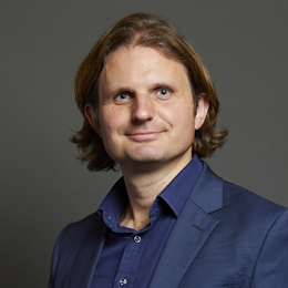 1:1 portrait of Steff Aquarone