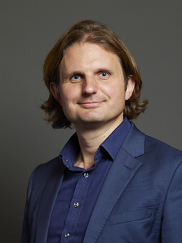 3:4 portrait of Steff Aquarone