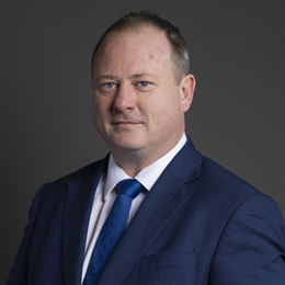 1:1 portrait of Peter Fortune