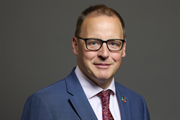 3:2 portrait of Dr Scott Arthur