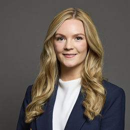 1:1 portrait of Kate Dearden