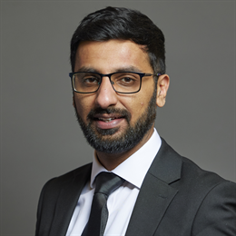 1:1 portrait of Mr Adnan Hussain