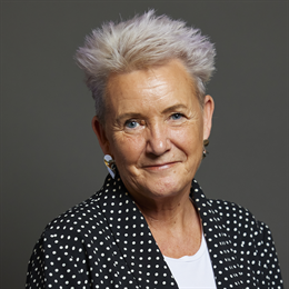 1:1 portrait of Lorraine Beavers