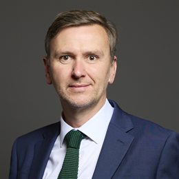 1:1 portrait of Andrew Pakes