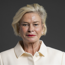1:1 portrait of Rachel Gilmour