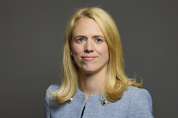 3:2 portrait of Louise Jones
