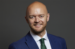 3:2 portrait of Jonathan Hinder