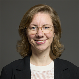 1:1 portrait of Dr Lauren Sullivan