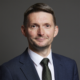 1:1 portrait of Chris Ward