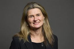 3:2 portrait of Jayne Kirkham