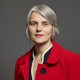 1:1 portrait of Anna Dixon