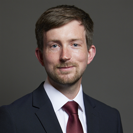 1:1 portrait of Dan Tomlinson