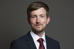 3:2 portrait of Dan Tomlinson
