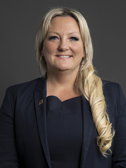 3:4 portrait of Amanda Martin