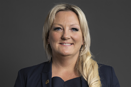 3:2 portrait of Amanda Martin