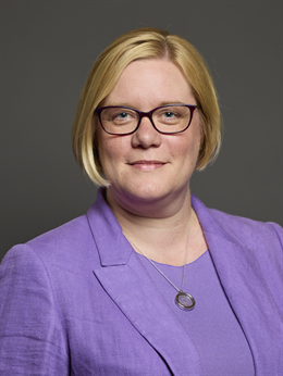 3:4 portrait of Zöe Franklin