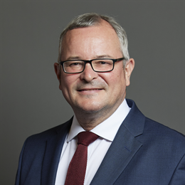 1:1 portrait of Lee Barron