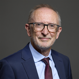 1:1 portrait of Paul Davies