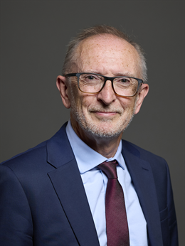 3:4 portrait of Paul Davies