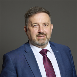 1:1 portrait of Robin Swann