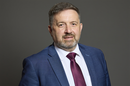 3:2 portrait of Robin Swann