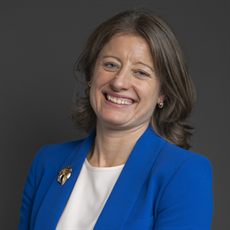 1:1 portrait of Helen Maguire