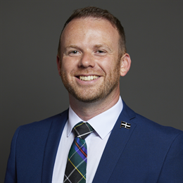 1:1 portrait of Ben Maguire