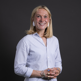 1:1 portrait of Lara Bird