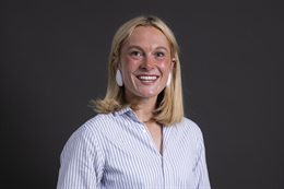 3:2 portrait of Lara Bird